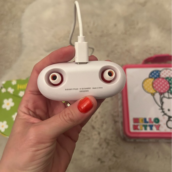 Hello kitty lot - 2 lunch boxes & wireless ear buds - Picture 2 of 6